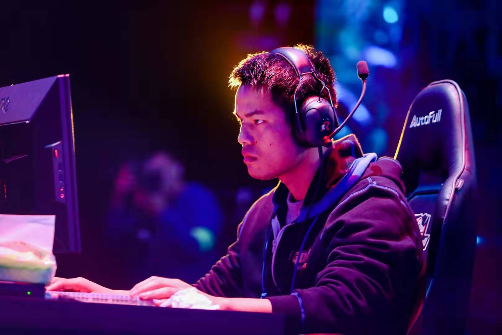 和涅曼相比 和涅曼相比